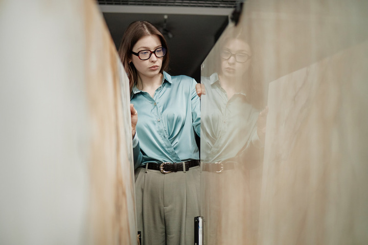 Choosing between two slabs in the CAV’ART warehouse
